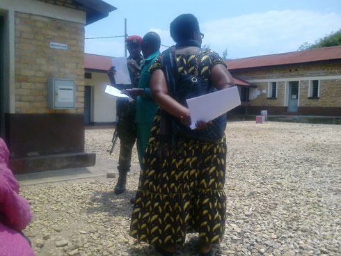 Umugore we bashakanye yari yaje kumva urubanza umugabo we aregwamo ibyaha bya Jenoside yakorewe Abatutsi mu Rwanda.