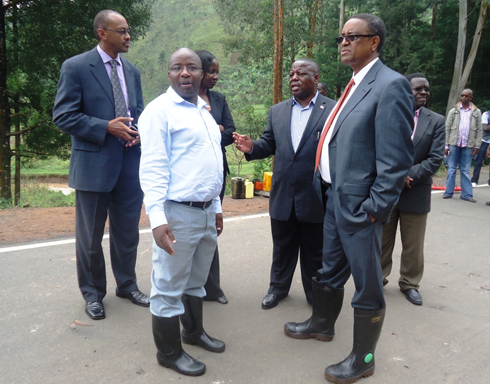 Minisitiri wa MININFRA, Prof. Silas Rwakabamba na ba minisitiri babiri mo muri MININFRA na Guverineri Bosenibamwe. 