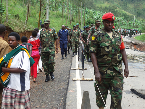 Umugaba mukuru w'ingabo n'abandi basirikare bakuru baje kwirebera uko ikibazo kimeze.