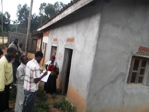 Abaturage baturiye ahazanyura umuhanda Rutsiro-Rubavu batangiye kubarirwa ngo bimurwe.