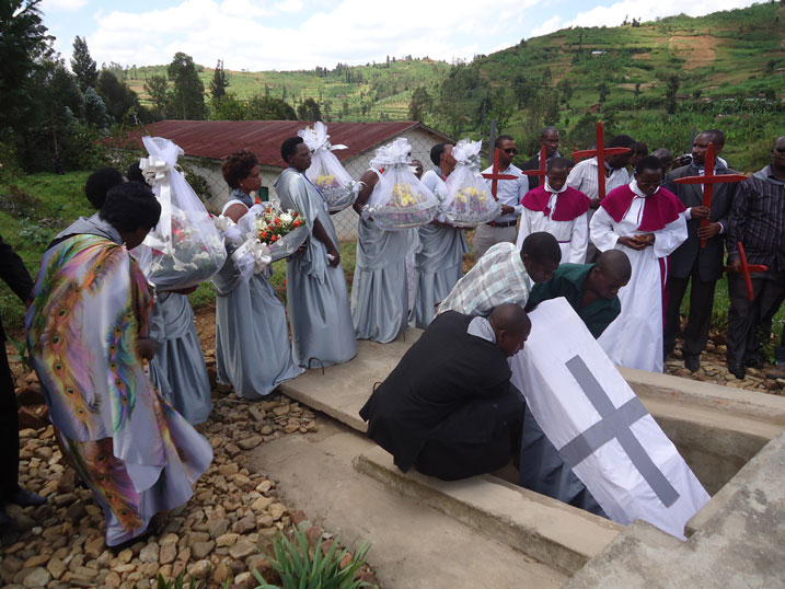 Umuhango wo gushyingura mu cyubahiro inzirakarengane zazize Jenoside yakorewe abatutsi muri Zone ya Birambo i Karongi.