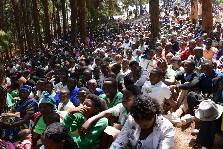 Umuhango wo gushyingura mu cyubahiro mu Bisesero wari witabiriwe n'abantu benshi cyane bavuye imihanda yose, mu Rwanda no mu mahanga.