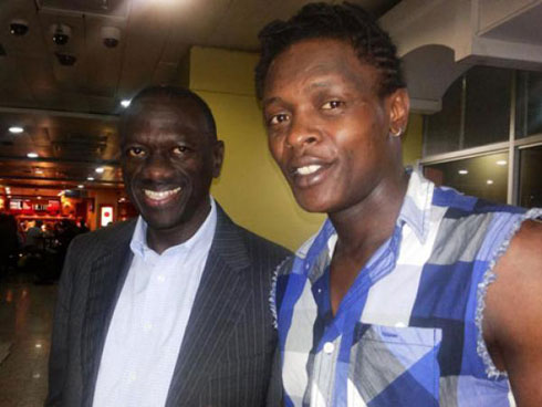 Umuhanzi Jose Chameleone ari kumwe Dr. Kiiza Besigye wabaye umuyobozi FDC.