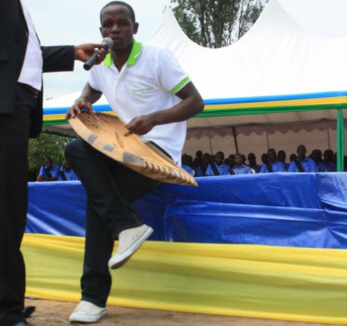Umuhanzi Jules Sentore azwiho gukoresha ibicurangisho gakondo.