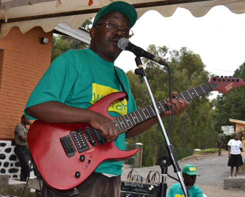Umuhanzi Mwitenawe Augustin avuga ko umuziki wo mu Rwanda muri iki gihe utatera imbere kuko abaririmbyi benshi bigana injyana z