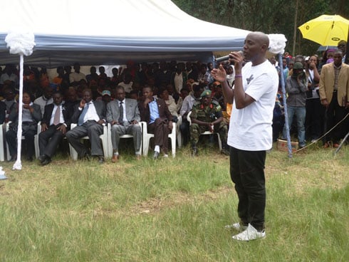 Umuhanzi Eric Senderi yihanganisha Abacitse ku icumu.