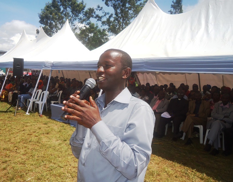Umuhanzi Munyanshoza Dieudonne yari yaje kwifatanya n'Abanyamunyaga mu muhango wo kwibuka ku nshuro ya 20 jenoside yakorewe Abatutsi.
