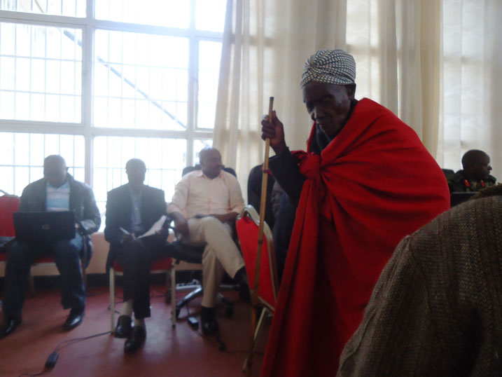 Umukecuru Kanakuze ufite hafi imyaka 100, nyuma yo gukemurirwa ikibazo cye yashimye ubuyobozi bw'igihugu anashima Imana.
