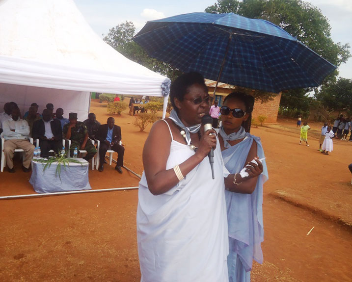 Umukecuru Kazayire Venantie wakoranagana n'abarimu b'i Muyumbu bishwe muri jenoside, yasabye abagikora uyu mwuga kwigisha abana ubuhanga n'ubumuntu birinda kubashyiramo ivangura.