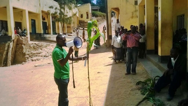 Umukozi wa RAB asobarurira abahinzi ibijyanye na kirabiranya y