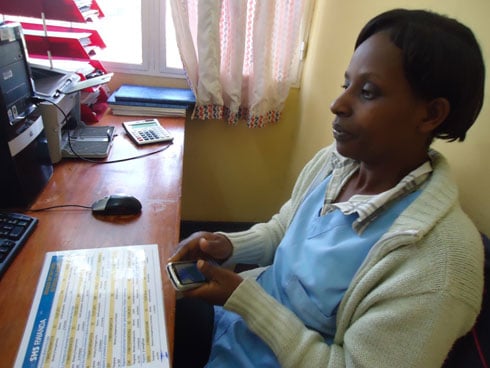 Umulisa Josette, umukozi w'ikigo nderabuzima cya Mayange ushinzwe gukurikirana gahunda ya Rapid SMS.