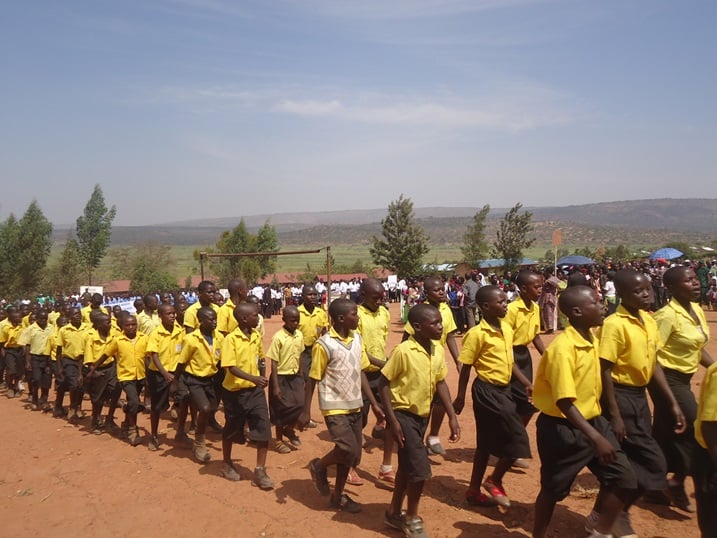 Umunsi wizihijwe abanyeshuri n'inzego zitandukanye zikorera mu karere ka Kayonza bakora akarasisi.