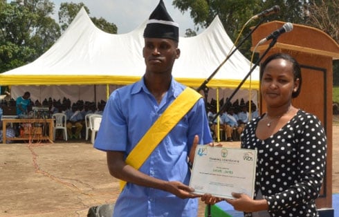 Umunyabamanga Uhoraho muri Minisiteri y'Urubyiruko n'Ikoranabuhanga, Rosemary Mbabazi ashyikiriza impamyabushobozi umunyeshuri warushije abandi gutsinda, Safari James.