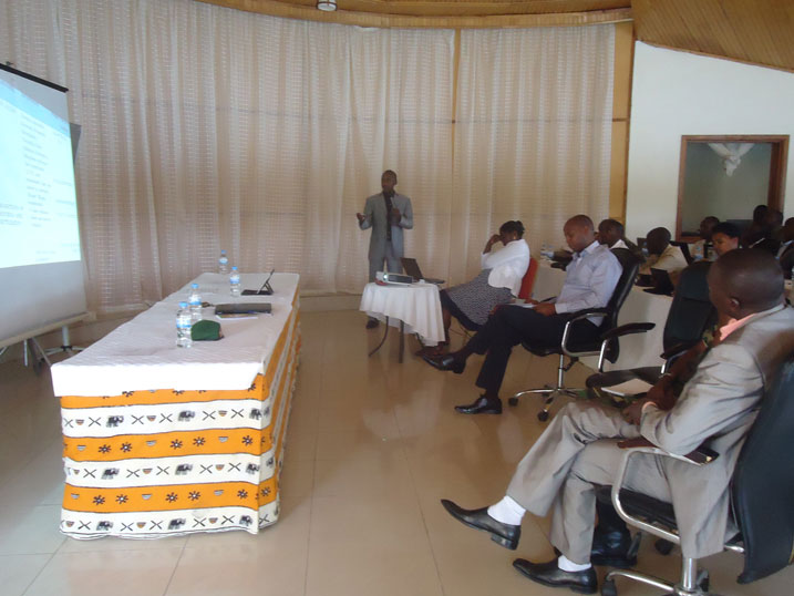 Umunyamabanga Nshingwabikorwa w'Akarere ka Karongi, Muhire Emmanuel, agaragariza abafatanyabikorwa b'akarere ingengo y'imali.