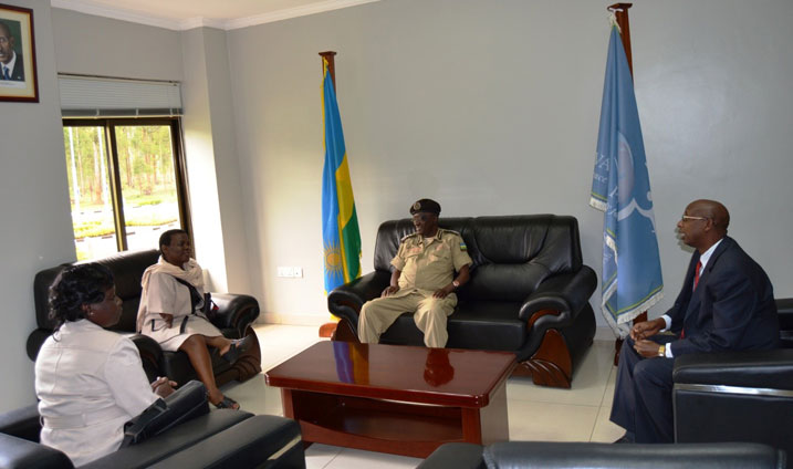 Umunyamabanga mukuru muri Minisiteri y'Umutekano muri Kenya (uwa kabiri uherere ibumoso) n'abo mu Rwanda baganira.