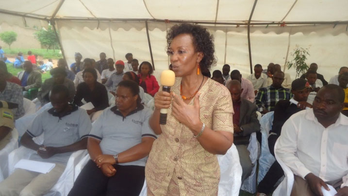 Umunyamabanga nshingwabikorwa wa komisiyo y'igihugu ishinzwe abana, Zaina Nyiramatama, yifatanije n'abaturage ba Nyagatare kwibuka abana bazize Jenoside.