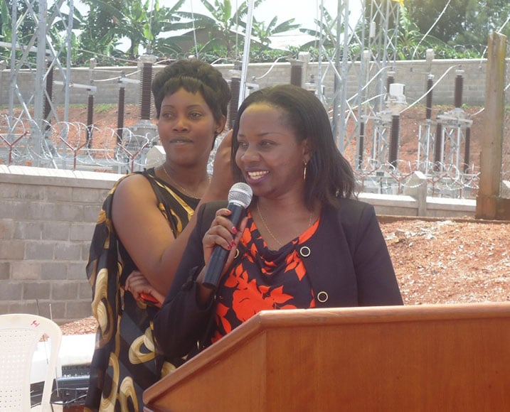 Umunyamabanga wa Leta muri MININFRA ushinzwe ingufu n'amazi, Madame Emma Francoise Isumbingabo yasabye abaturage gufata neza ibikorwa by'imiyoboro y'amashanyarazi.