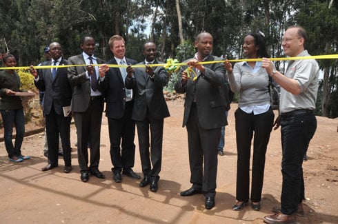 Umunyamabanga wa Leta ushinzwe amashuri y'imyuga n'ubumenyingiro, Engineer Albert Nsengiyumva, n'abandi bayobozi bafungura KCCEM ku mugaragaro.