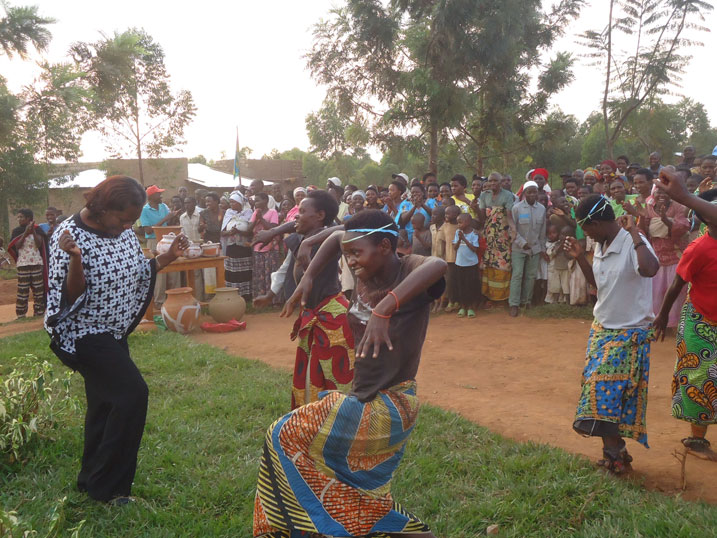 Umunyamabanga wa Leta muri MINALOC akigera mu mudugudu wa Kiyovu yacinyanye akadiho n'abaturage.