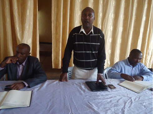 Umunyamabanga Nshingwabikorwa w'Intara y'Iburengerazuba, Jabo Paul (uhagaze), Ibumoso ni Mayor wa Nyamasheke.