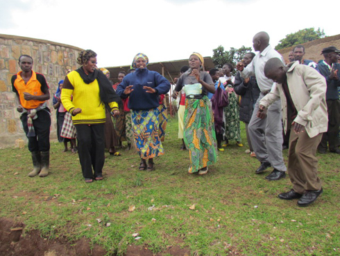 Umunyamabanga Nshingwabikorwa w'umurenge wa Cyumba, Jolie Beatrice na we wari mu byishimo n' abaturage ayoboye.