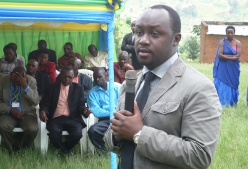 Umunyamabanga wa Leta, Evode Imena avuga ko kugana SACCO bidasaba amafaranga menshi. (Ifoto: N. Leonard)