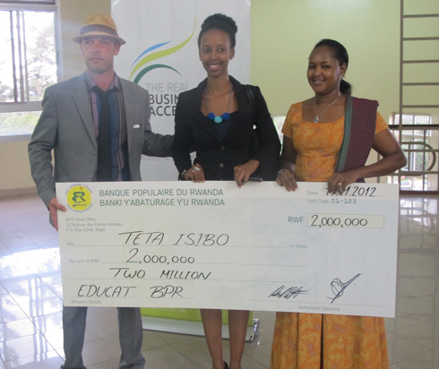 Teta Isibo ufite umushinga witwa "inzuki Design" (hagati) ashyikirizwa igihembo.