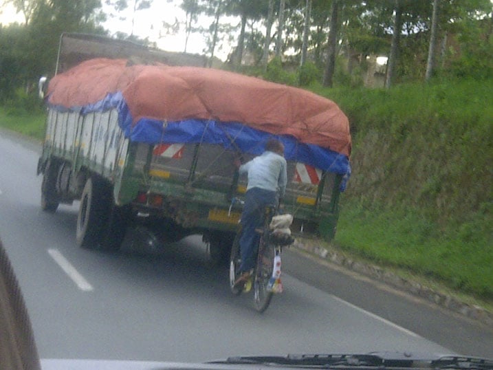 Umunyegare wafashe ku modoka ngo imukurure.
