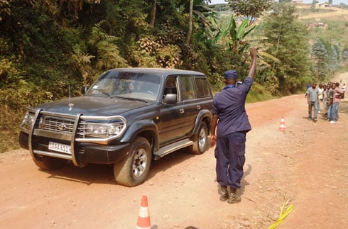 Umuporisi ari gukoresha ikizamini cya demarage. (Foto: L. Nshimiyimana)