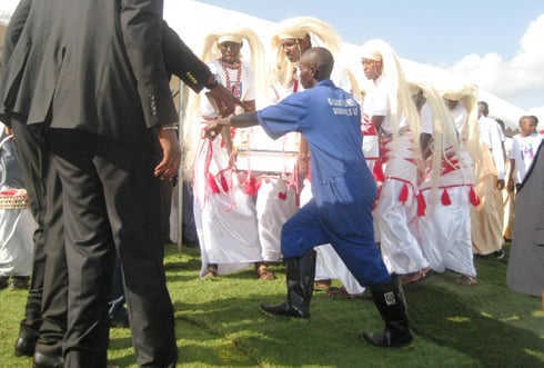 Umurambo bawukuye mumodoka bawuzanye iruhande rw'imva