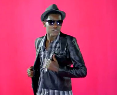 Umuririmbyi Bruce Melody ahamya ko gushishura indirimbo z'abandi baririmbyi ari ukugana inzira mbi.