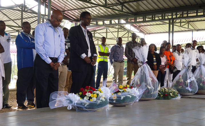 Umuryango w'abakozi n'abanyeshuri ba INILAK, wunamiye abatutsi bashyinguwe ku rwibutso rwa Nyanza ya Kicukiro,