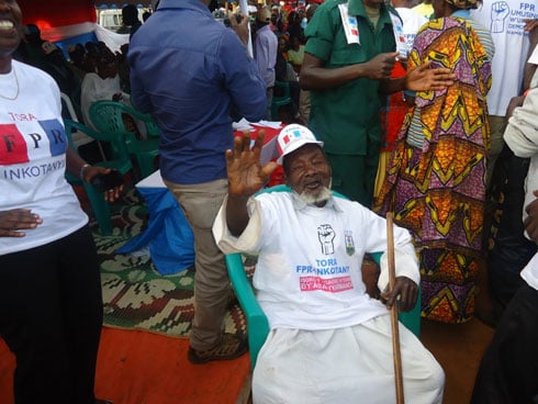 Umusaza w'imyaka 99, Minani Yahaya, abyina indirimbo zamamaza RPF yanezerewe.