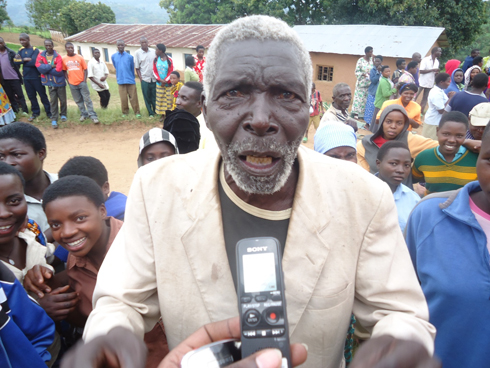 Umusaza Ntuyehe Ignace akunda umunyamakuru Uwimana Emmanuel. (Photo: N. Leonard)