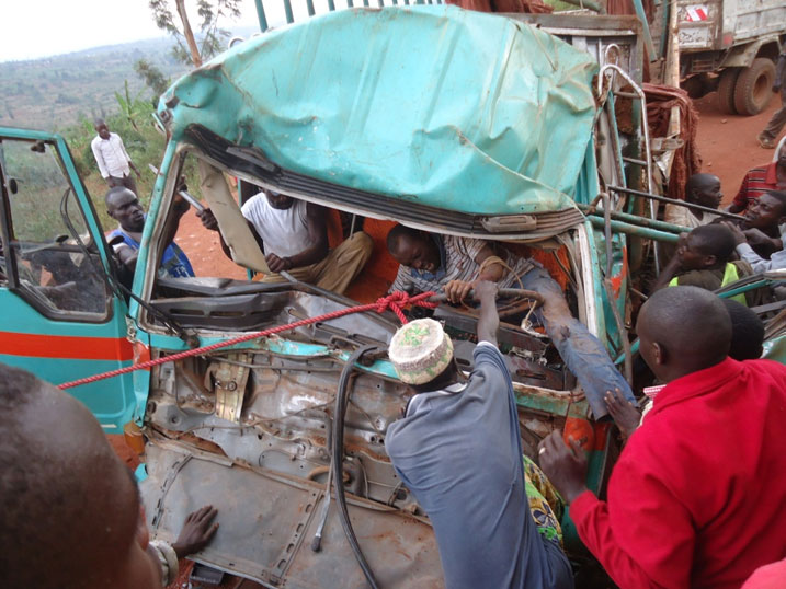 Gukuramo umushoferi byasabye ko babanza gutemagura imodoka.
