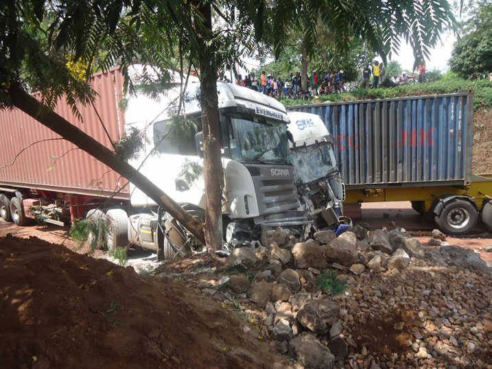 Umushoferi yabonye imodoka imaze kugonga iya mbere ahitamo kuyigongesha igiti ahunga iyashakaga kumugonga.