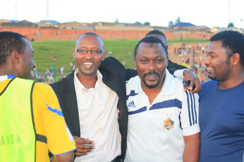 Umutoza wa AS Muhanga, Ali Bizimungu, n'umunyamabanga nshingwabikorwa w'akarere ka Muhanga, Celce Gasanwa, bishimira insinzi.
