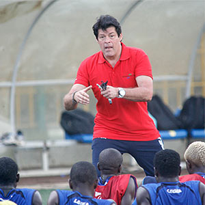 Umutoza Luc Eymael wibaza impamvu abafana batavuga ku bibuga.