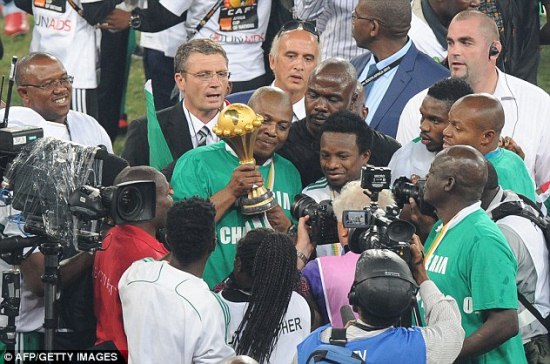 Umutoza wa Nigeria Stephen Keshi ateruye igikombe.