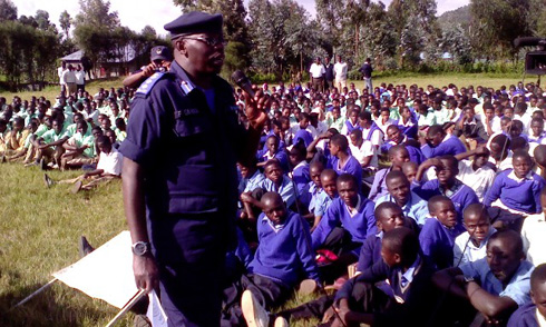 Umuvugizi wa Polisi y'u Rwanda mu ntara y'Amajyaruguru yasabye urubyiruko rw'abanyeshuri kuranya ibiyobyabwenge aho bari hose.