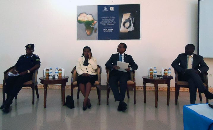 Umuvunyi Mukuru n'Umuyobozi muri INTERPOL, bari hagati y'abahagarariye Urwego rw'ubushinjacyaha na Polisi y'Igihugu.