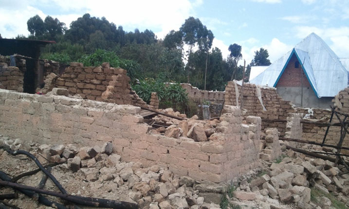 Umuyaga wari ufite imbaraga zitwara ibisenge zigahirika ibikuta.