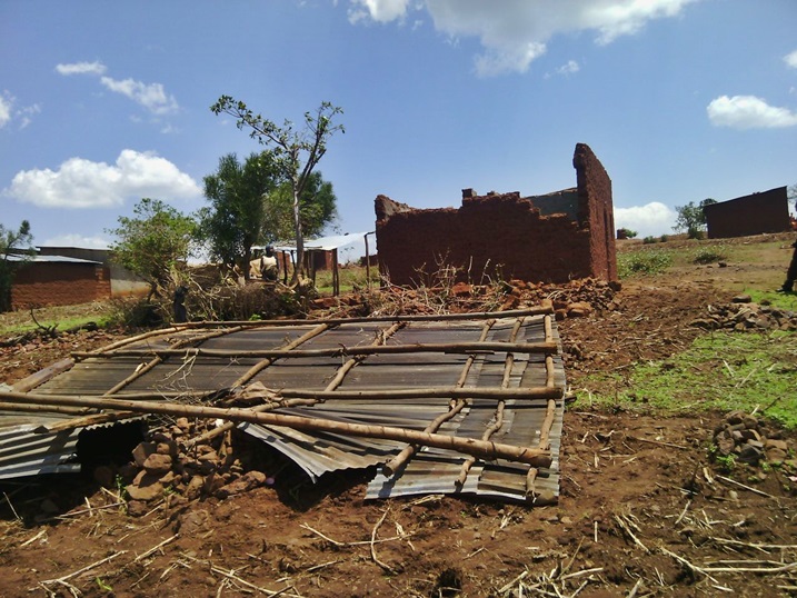 Umuyaga wagurukanye amabati ku buryo yangiritse cyane.