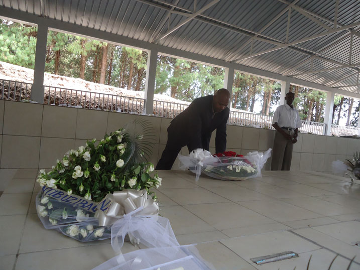 Umuyobozi Mukuru w'Urwego rw'Abinjira n'Abasohoka ushinzwe guhuza ibikorwa byo mu Ntara no ku mipaka, Nkurahije JMV ashyira indabo ku mva zo ku rwibutso rwa Bisesero.