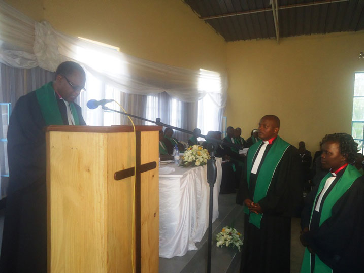Umuyobozi Mukuru wa EPR, Rev. Pastor Musemakweli (hejuru) aha impanuro Pastor Mukamakuza Therese na Pastor Hanyurwineza JMV umwungirije muri Zinga Presbytery.