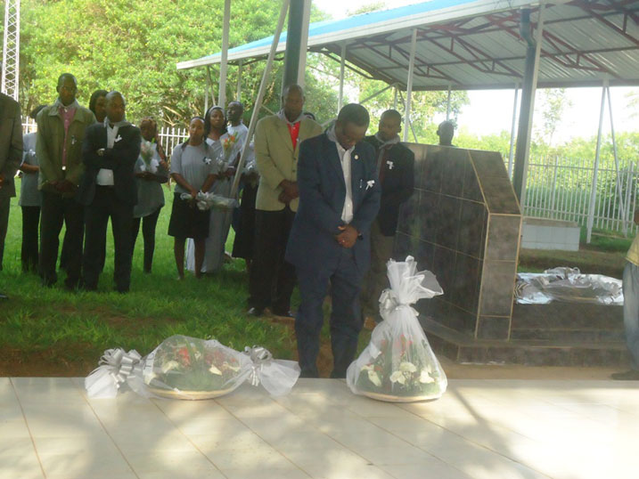 Umuyobozi Mukuru wa INILAK, Dr Ngamije Jean, yunamira imibiri ishyinguye mu rwibutso rwa jenoside rwa Kigabiro mu karere ka Rwamagana.