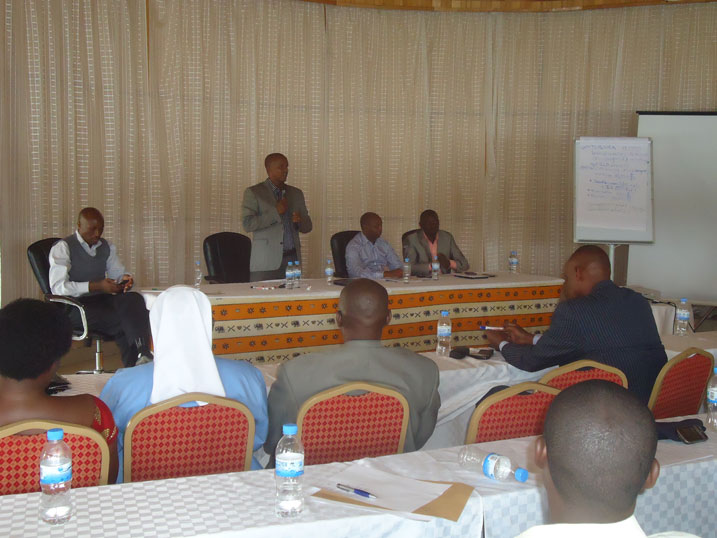 Umuyobozi w'Akarere ka Karongi, Kayumba Bernard, asaba abafatanyabikorwa gushyiriza akarere ibyo bateganya gukora bigahuzwa n'imihigo y'akarere.