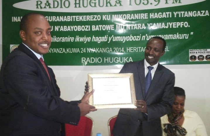 Umuyobozi w'Akarere ka Nyanza Bwana Murenzi Abdallah (ibumoso) aho iyi nama yabereye ari mu bashimwe ko bakorana neza n'itangazamakuru.