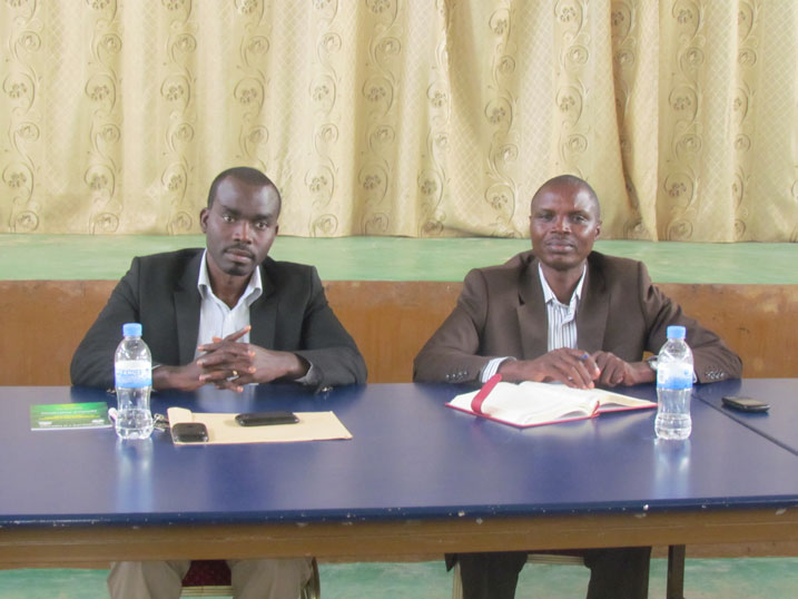 Umuyobozi w'Akarere ka Gakenke wungirije ufite imibereho myiza y'abaturage munshingano ze Zephyrin Ntakirutimana hamwe na Prudence Sebahizi, umuhuzabikorwa wa EASCOF-Rwanda.