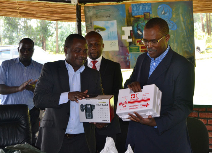 Umuyobozi w'Ikigo cy'Igihugu cy'Umutungo Kamere ashyikiriza Umukozi wa RDB bimwe mu bikoresho batewe inkunga na PACEBCO.